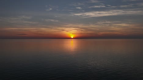 Luftaufnahme-Des-Sonnenuntergangs-Mit-Erstaunlichem-Buntem-Himmel-Nahe-Beweglicher-Bucht-In-Alabama