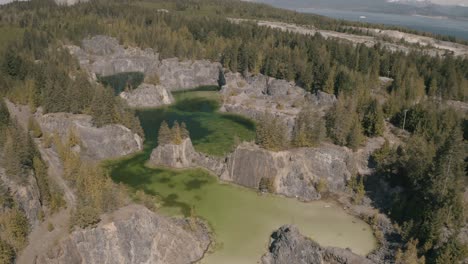 Hermosa-Vista-Aérea-De-Los-Coloridos-Lagos-De-La-Naturaleza-Canadiense-Durante-Un-Día-Soleado-De-Verano