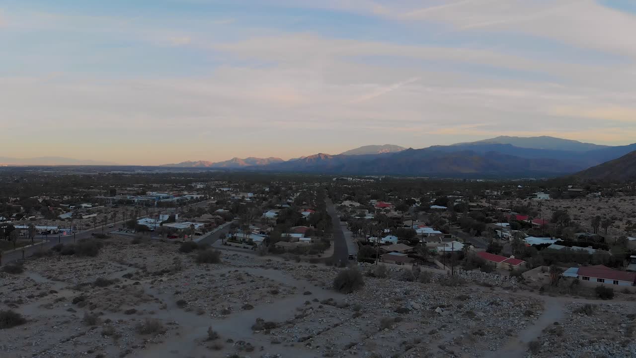 Sorvolo lento della periferia di una piccola città nel deserto
