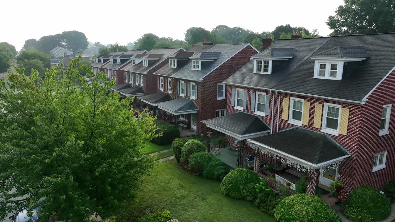 aproximación aérea deslizante hacia pequeñas casas unifamiliares