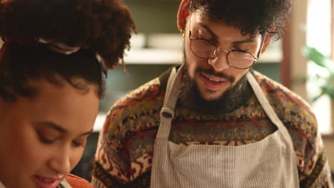 una joven pareja enamorada, sonriéndose el uno al otro.