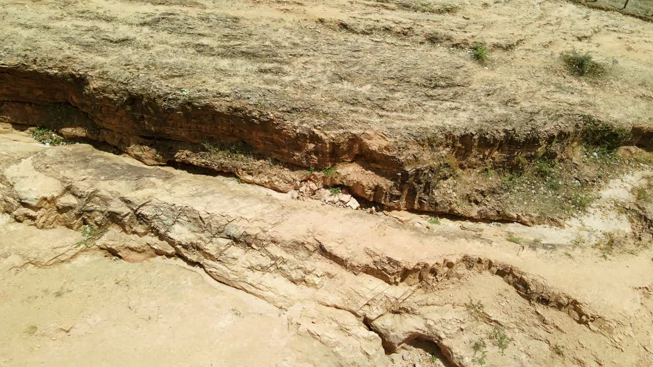 케냐 아프리카의 전통적인 농촌 공동체인 카펜구리아 부족 마을에 있는 바쁜 지역 시장의 드론 비행