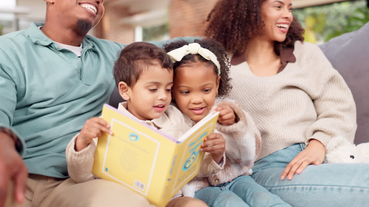 familia feliz leyendo un libro juntos