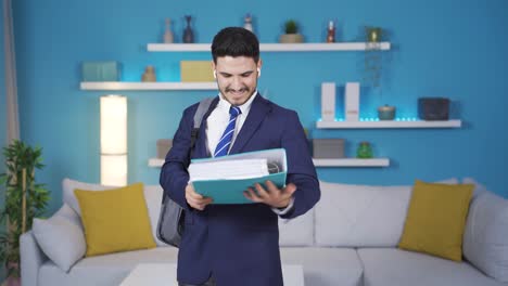 feliz y alegre joven adicto al trabajo.