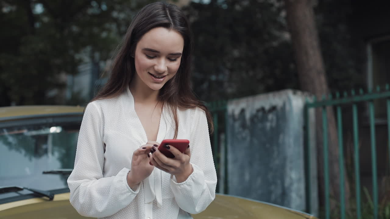 Una donna con un cellulare all'aperto