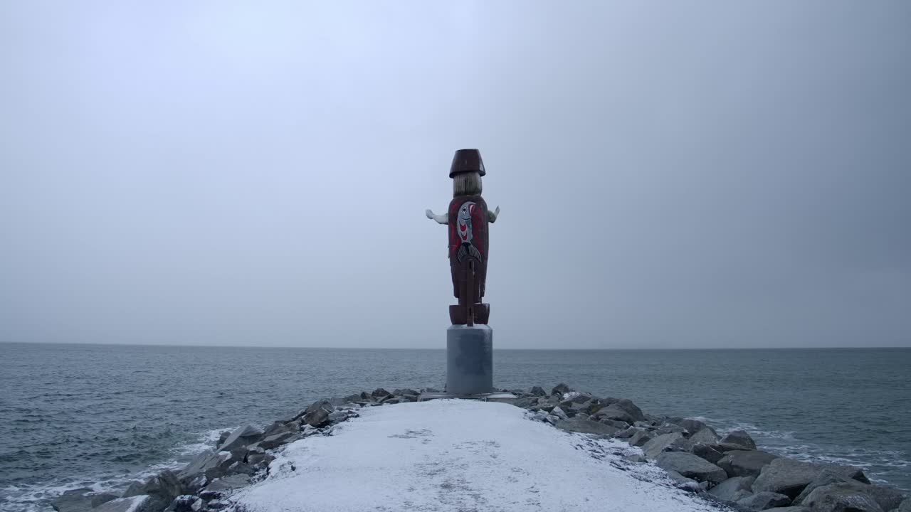 목조 원주민 동상, 웨스트 밴쿠버 블사이드 해변, 눈 인 겨울 날