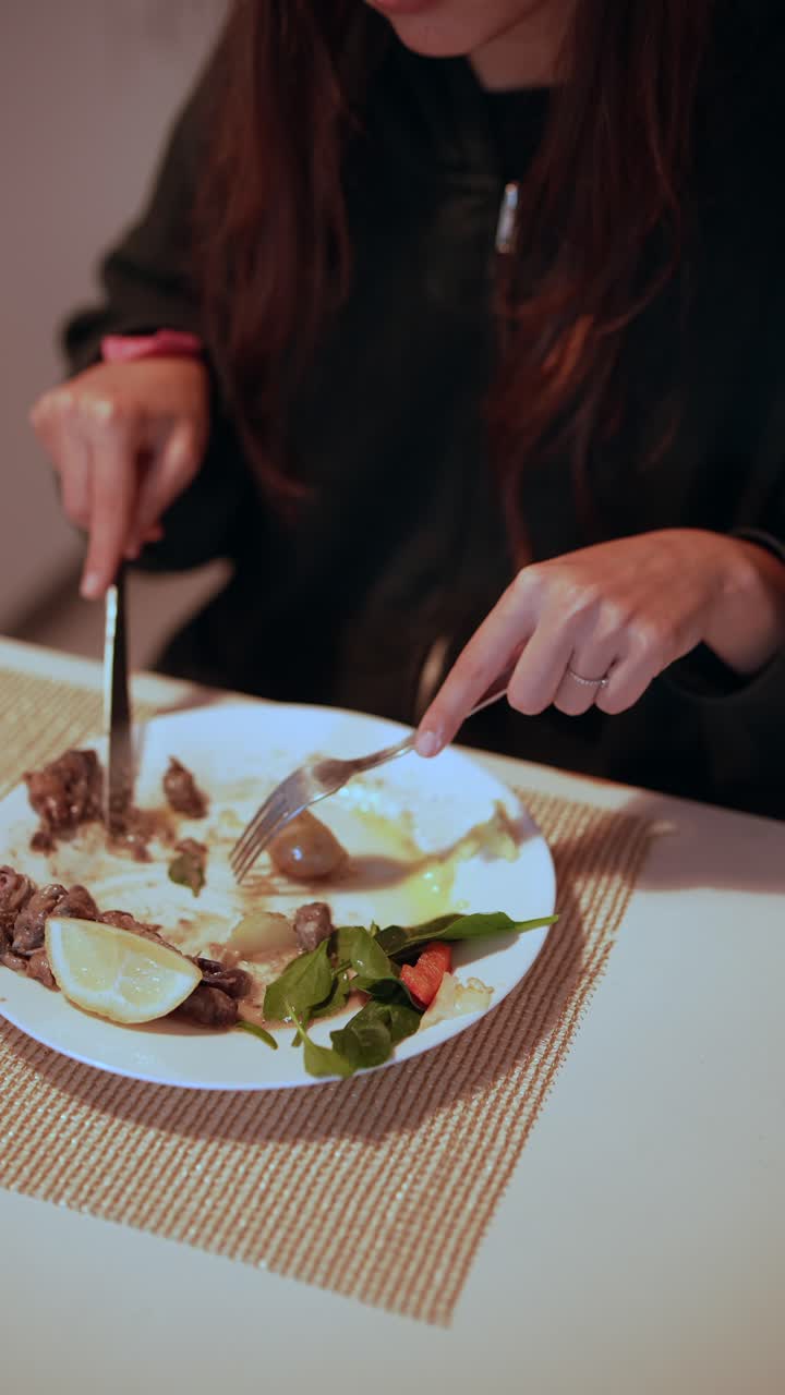 mujer comiendo caracoles cena