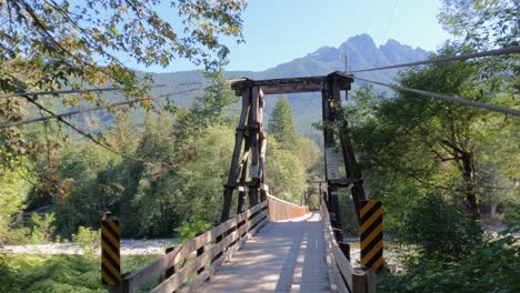 Eingang-Zu-Einer-Hölzernen-Hängebrücke-Im-Ländlichen-Washington