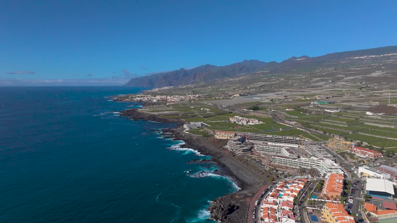 Veduta della costa di Tenerife con scogliere, oceano e campi di banane, sensazione di serenità