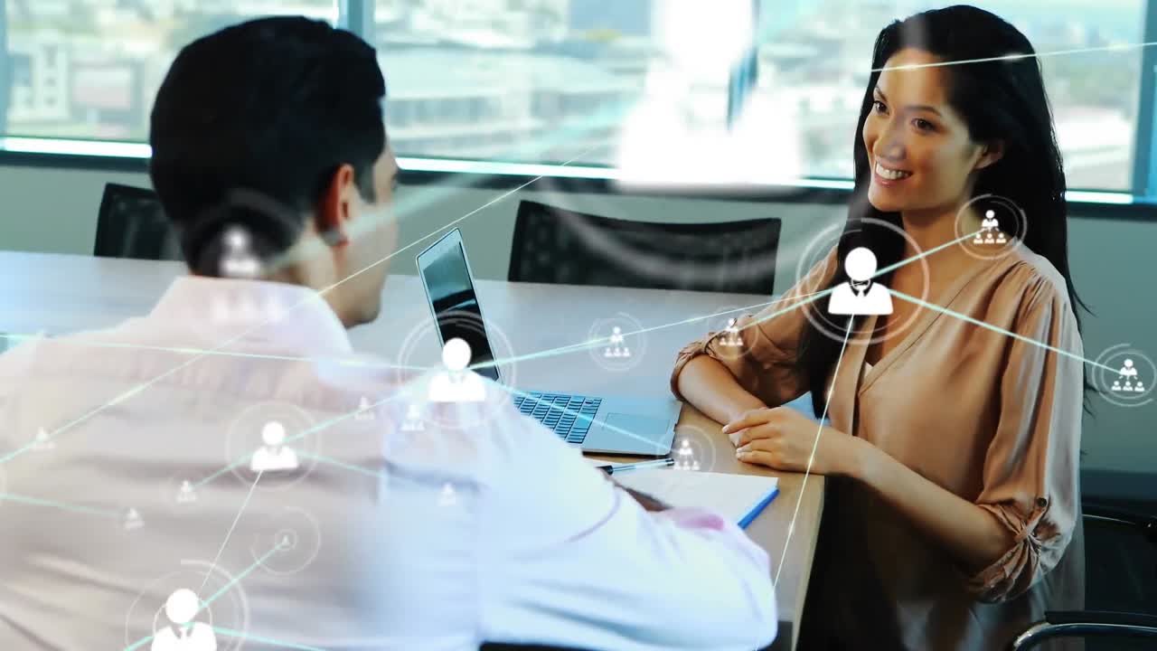 animación de iconos conectados sobre diversos compañeros de trabajo compartiendo ideas en la oficina