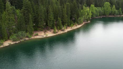 Vuelo-Con-Drones-Sobre-El-Lago-Kachess-En-El-Distrito-Escolar-De-Easton,-Washington,-Mostrando-Las-Aguas-Serenas-Y-La-Impresionante-Belleza-Natural-De-La-Zona.