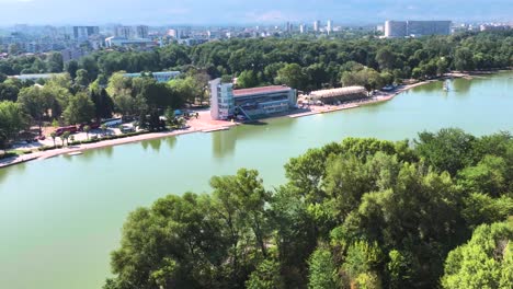 Toma-De-Drone-De-Un-Lago,-Un-Edificio-Y-Un-Lago.