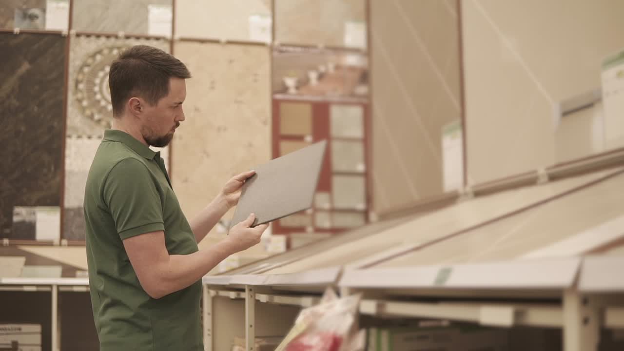 hombre eligiendo azulejos en una tienda de azulejos
