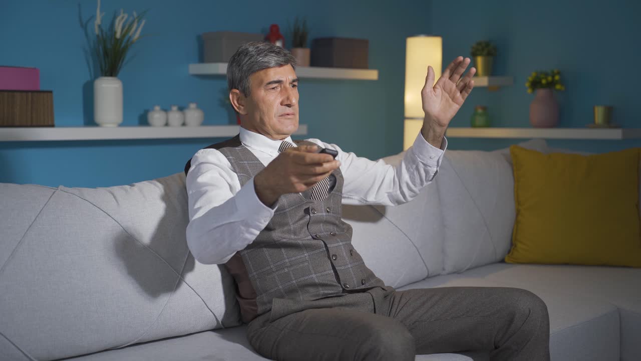 L'anziano che guarda la TV apprezza e approva le notizie che vede