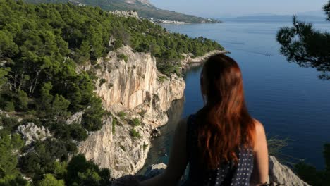 Frau-Blickt-Auf-Eine-Glänzende-Zukunft-Auf-Dem-Gipfel-Eines-Berges-Mit-Meerblick