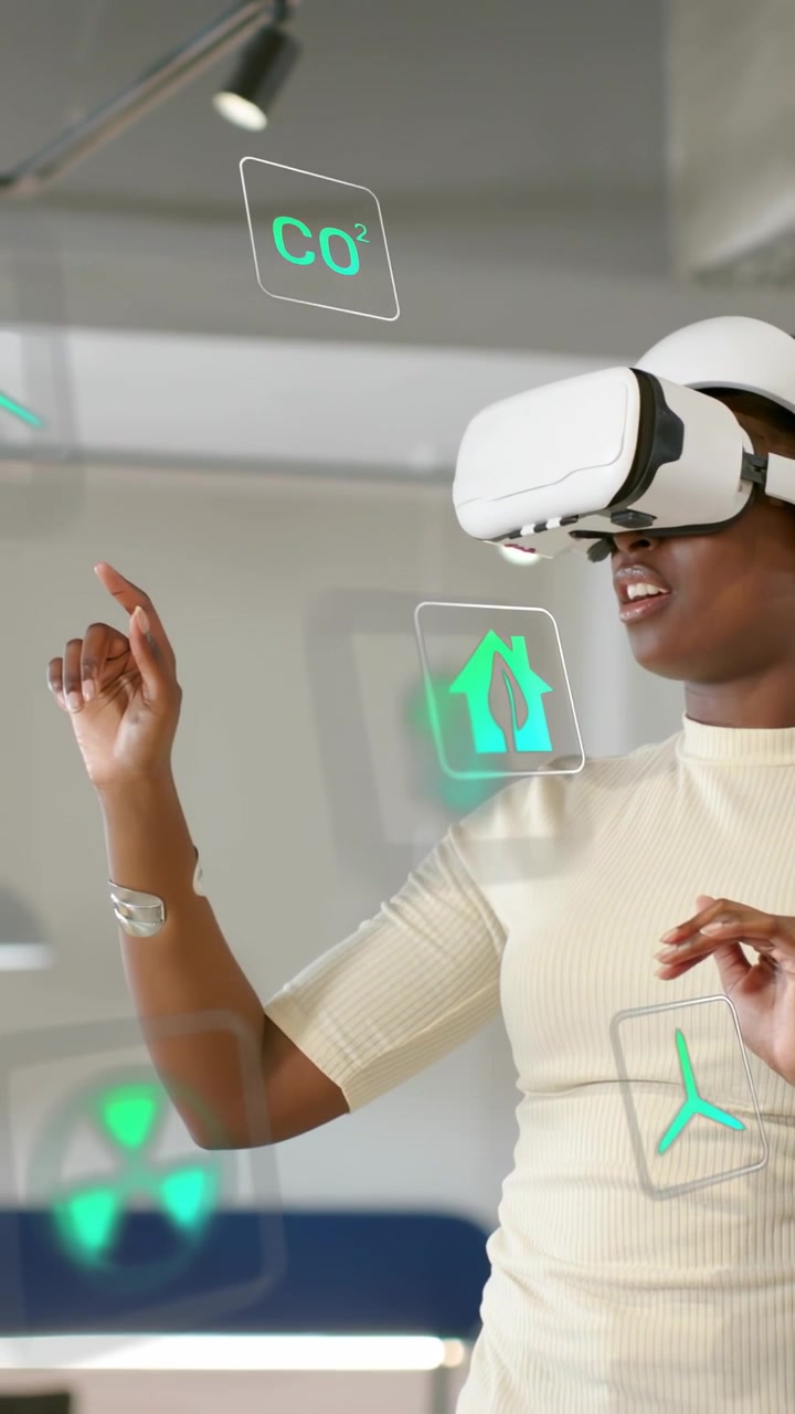 Video verticale: Tester donna in VR che alza il braccio, tocca l'aria e seleziona icone verdi in una demo sull'energia