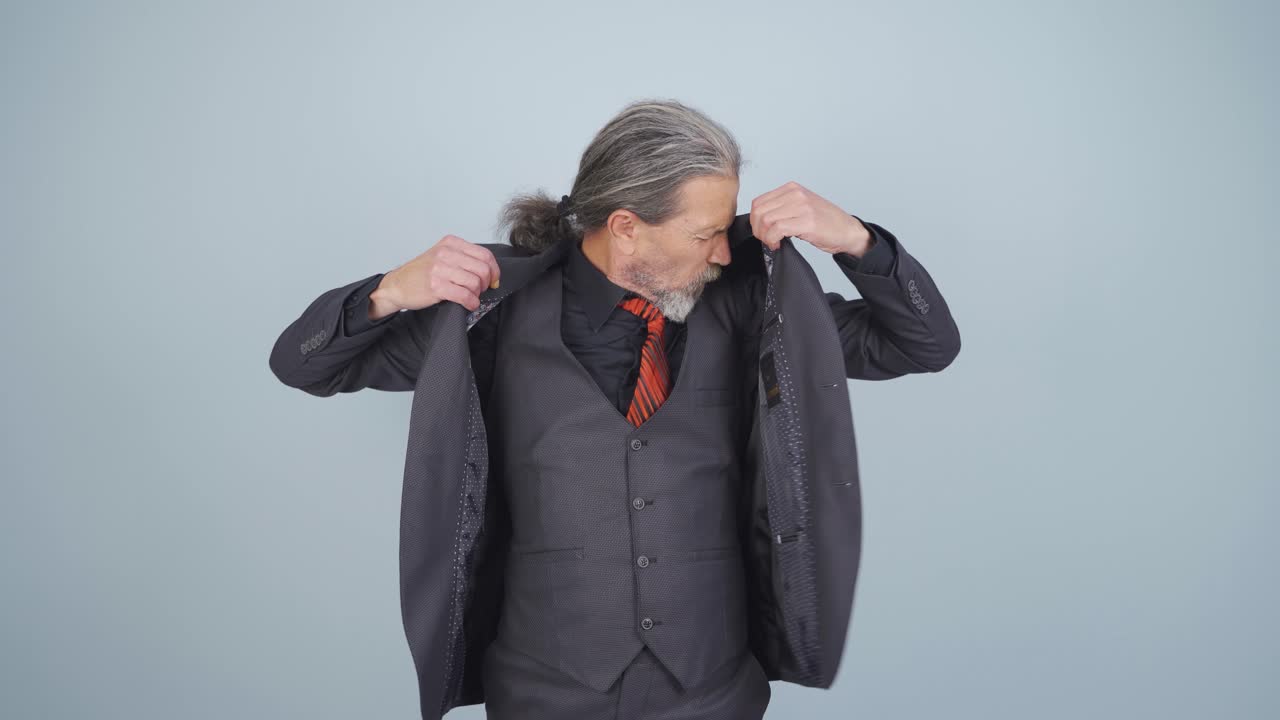 ⁇   ⁇ 새가 나는 비즈니스맨이 카메라에 부정적인 표현을 합니다.