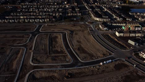 Volando-Sobre-Una-Comunidad-En-Construcción-Durante-La-Hora-Dorada-En-Calgary,-Canadá.