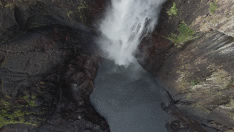 Top-down-ansicht-Der-Wallaman-fälle-Mit-Natürlichem-Pool-Unten-In-Qld,-Australien