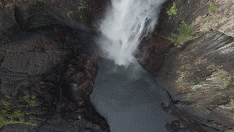 vista de arriba hacia abajo de las cataratas de wallaman con piscina natural en la parte inferior en qld, australia