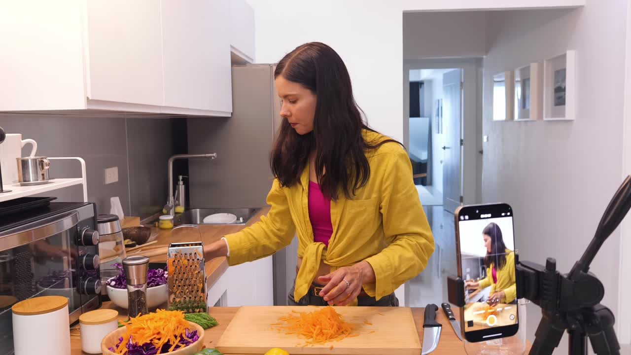 mujer cocinando verduras