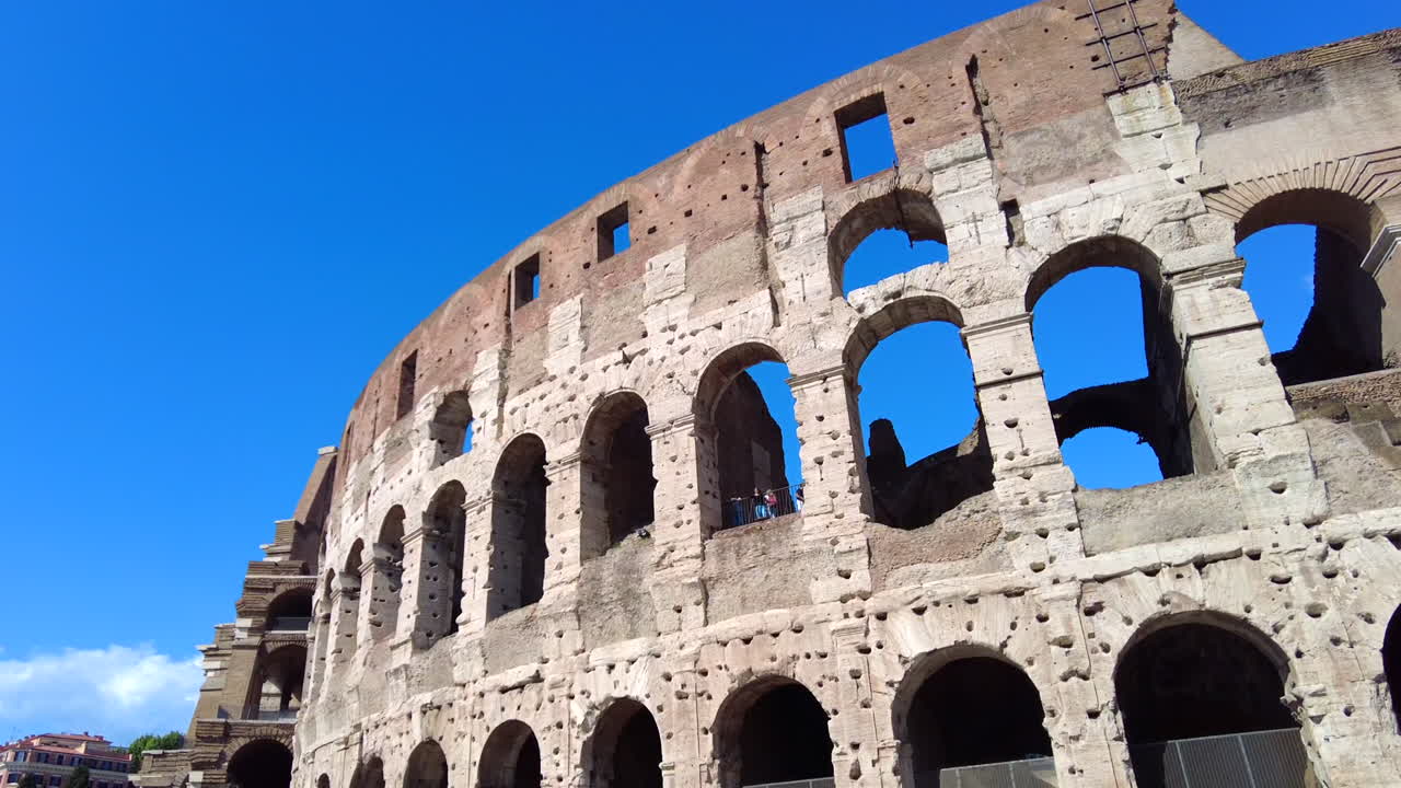 Roma, İtalya – 15.07.2022: Roma Kolezyumu'nun detaylı görünümü
