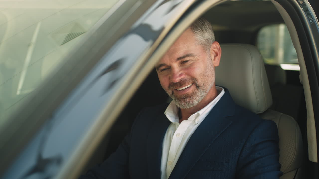 hombre de negocios en un coche
