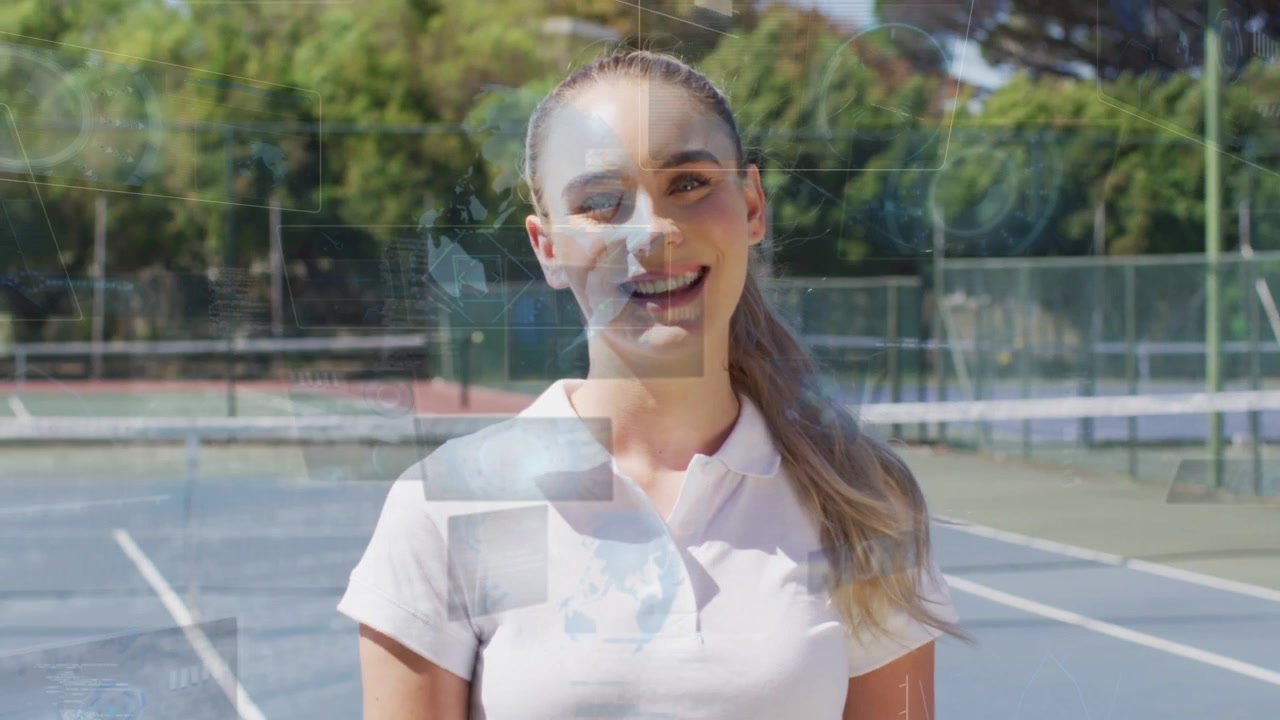 Donna in piedi al centro di un campo da tennis, con sovrapposizioni digitali che si avviano, tre riquadri che si spostano mostrando statistiche