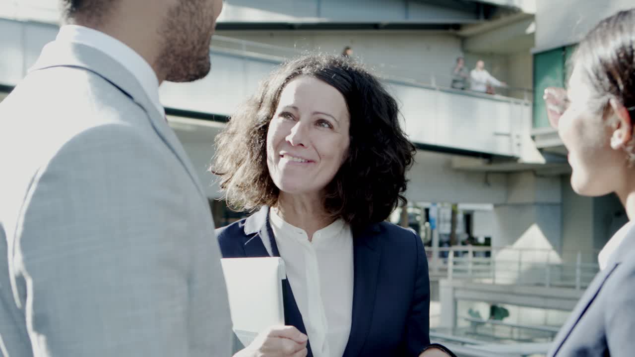 Følelsesladede forretningsfolk, der taler på gaden