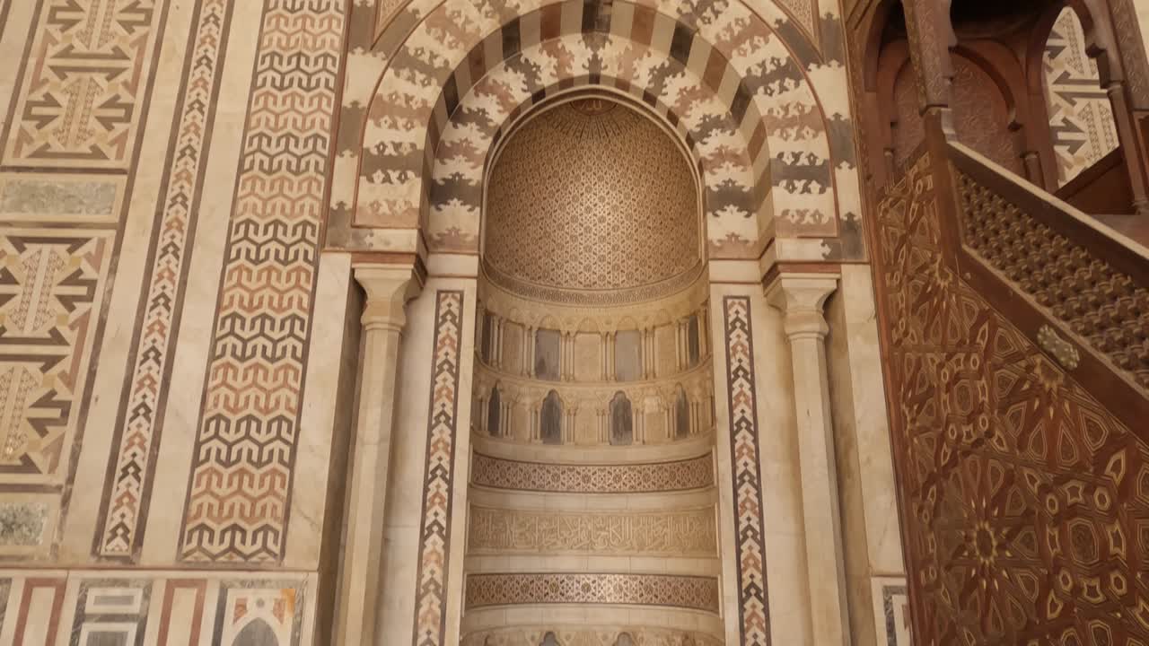 el mihrab y el minbar de la mezquita del sultán mameluco al-nasir muhammad ibn qalawun, ciudadela del cairo en egipto.