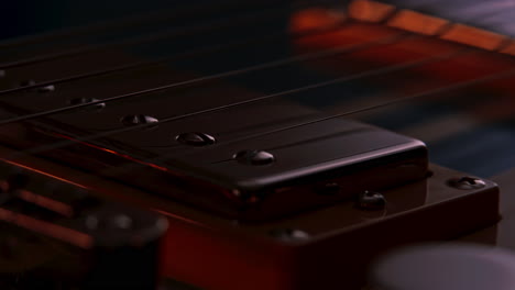 disparo de producto de cerca contrastante de la pastilla de humbucker del puente de una guitarra azul