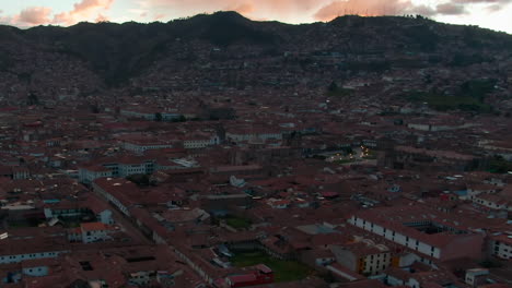 vista aérea panorámica del centro histórico de la ciudad de cusco durante la puesta de sol en perú