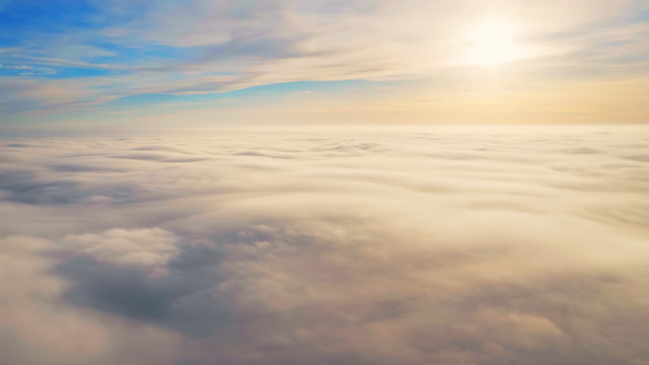 Vista aerea time-lapse da un drone che vola sopra le rigogliose nuvole in movimento che riflettono la luce del sole