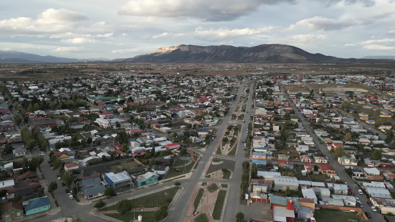paisaje urbano escénico de la ciudad de puerto natales, chile, paisaje montañoso de torres del paine, vista aérea de drones