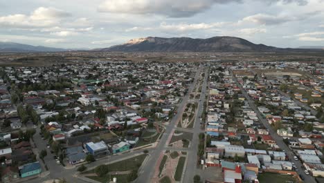 Paisaje-Urbano-Escénico-De-La-Ciudad-De-Puerto-Natales,-Chile,-Paisaje-Montañoso-De-Torres-Del-Paine,-Vista-Aérea-De-Drones