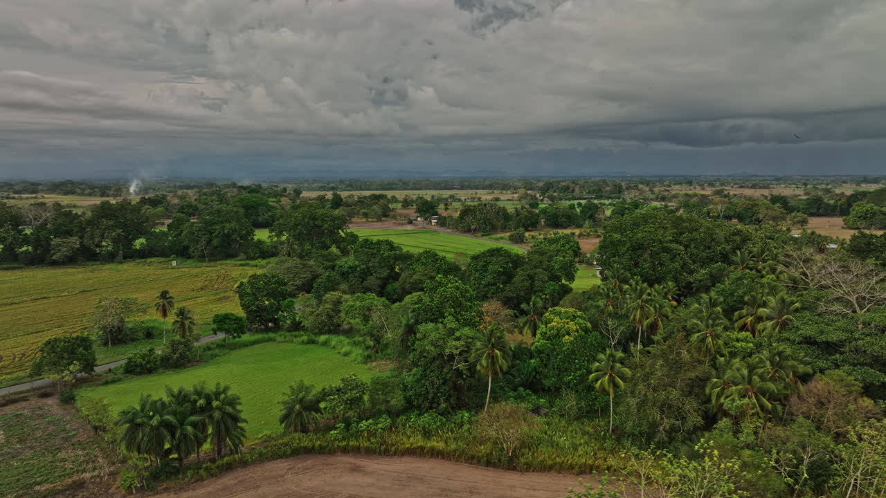 guarumal panamá antena v4 vista panorámica circular pan shot capturando hermosas y exuberantes tierras verdes fértiles en espacios abiertos con nubes tormentosas en el cielo - filmada con mavic 3 cine - abril de 2022