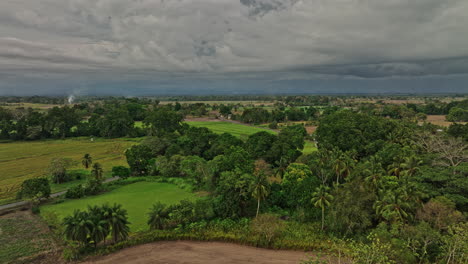 Guarumal-Panama-Aerial-V4-Panorama-View-Kreisförmige-Schwenkaufnahme,-Die-Wunderschönes-üppiges-Grünes-Fruchtbares-Ackerland-Im-Offenen-Raum-Mit-Stürmischen-Wolken-Am-Himmel-Einfängt---Aufgenommen-Mit-Mavic-3-Cine---April-2022