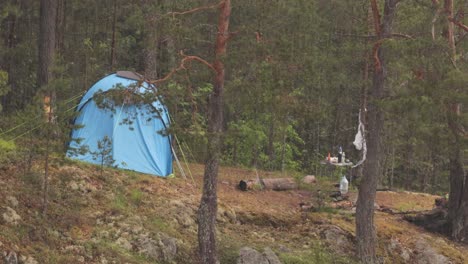 Regen-über-Dem-Wald.-Das-Zelt-Der-Touristen-Im-Strömenden-Regen.