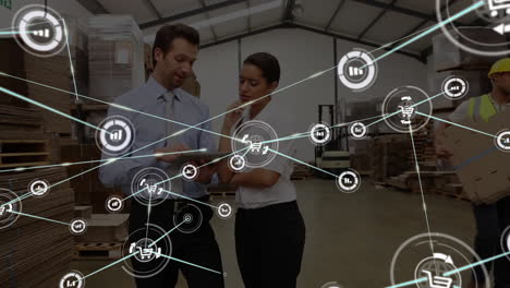 Diskussion-über-Lagerbestände,-Lagermitarbeiter-Mit-Netzwerk--Und-Logistikanimation-Im-Hintergrund