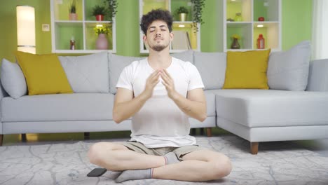 joven haciendo meditación y ejercicios de respiración.