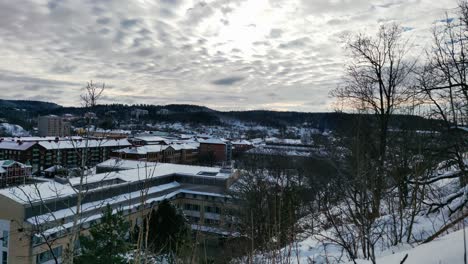 Pan-De-Alto-ángulo-Sobre-La-Ciudad-Escandinava-Cubierta-De-Nieve