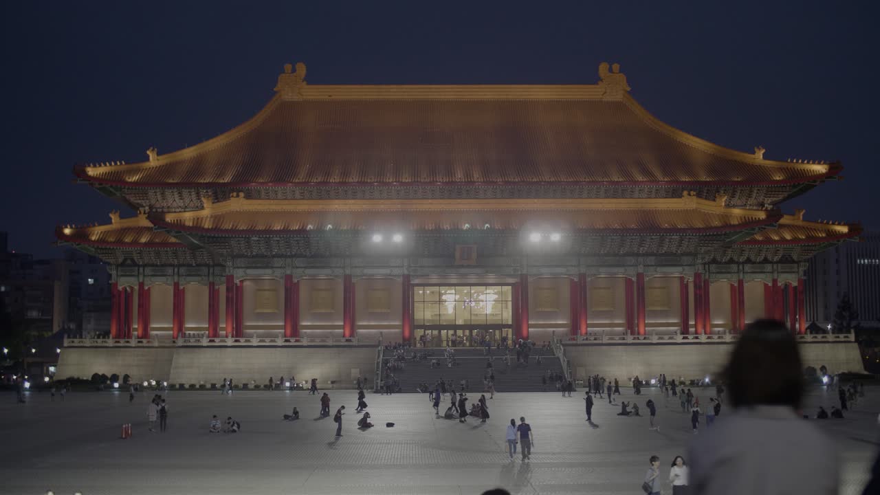 seguimiento junto al teatro nacional de taipei