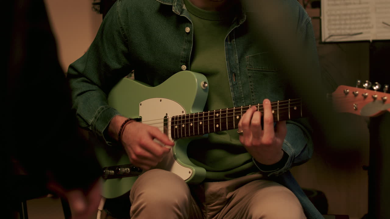 hombre tocando la guitarra