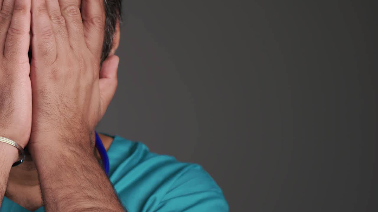 cirujano de mediana edad visiblemente frustrado con el retrato del espacio de copia