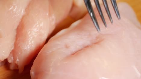 preparación de pecho de pollo crudo