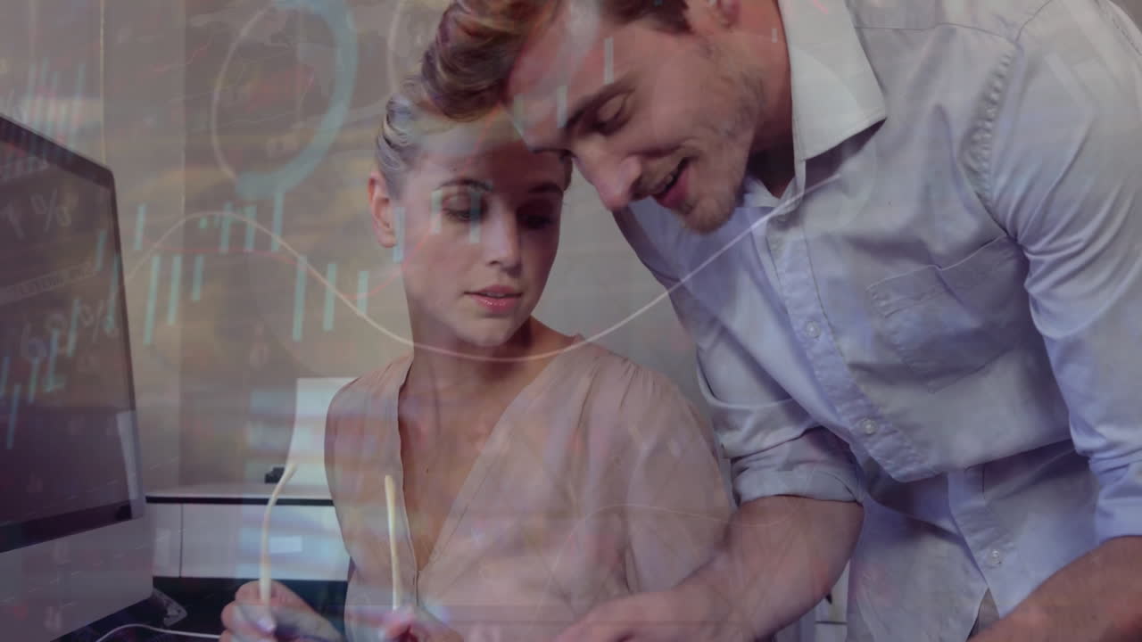 태블릿을 사용하는 다양한 사업가들의 금융 데이터 처리의 애니메이션