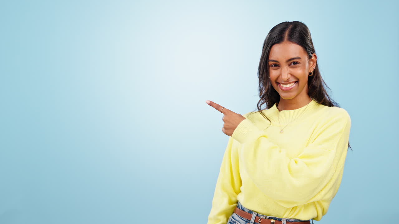 cara, señalando con la mano y la danza de la mujer feliz