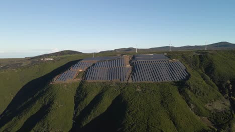 Luftaufnahme-Eines-Photovoltaikparks-Auf-Einem-Berg-Auf-Der-Insel-Paul-Da-Serra-Auf-Madeira