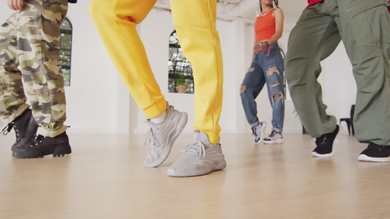 diversos bailarines masculinos y femeninos bailando en un estudio de baile, cámara lenta