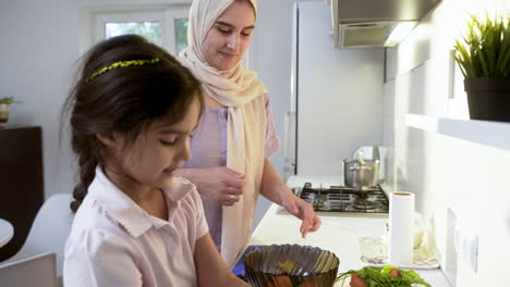 Seitenansicht-Der-Mutter-Mit-Hiyab-Und-Tochter-In-Der-Küche.